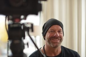 Authentisches Schauspielerporträt während eines professionellen Coachings und Fotoshootings für Sedcard, Agentur und Casting. Das Bild entstand im Schauspielerfoto-Workshop von Hermann Killmeyer in Hamburg.