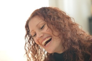 Schauspielerin beim Camera Acting Dreh für eine professionelle Showreel-Szene im actingcoach Studio.
