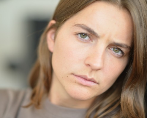 Schauspielerin mit ruhigem, authentischem Ausdruck in einer Nahaufnahme.