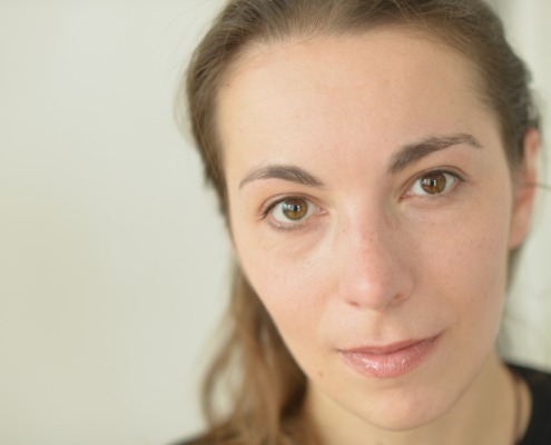 Schauspielerin mit ruhigem, authentischem Ausdruck in einer Nahaufnahme.